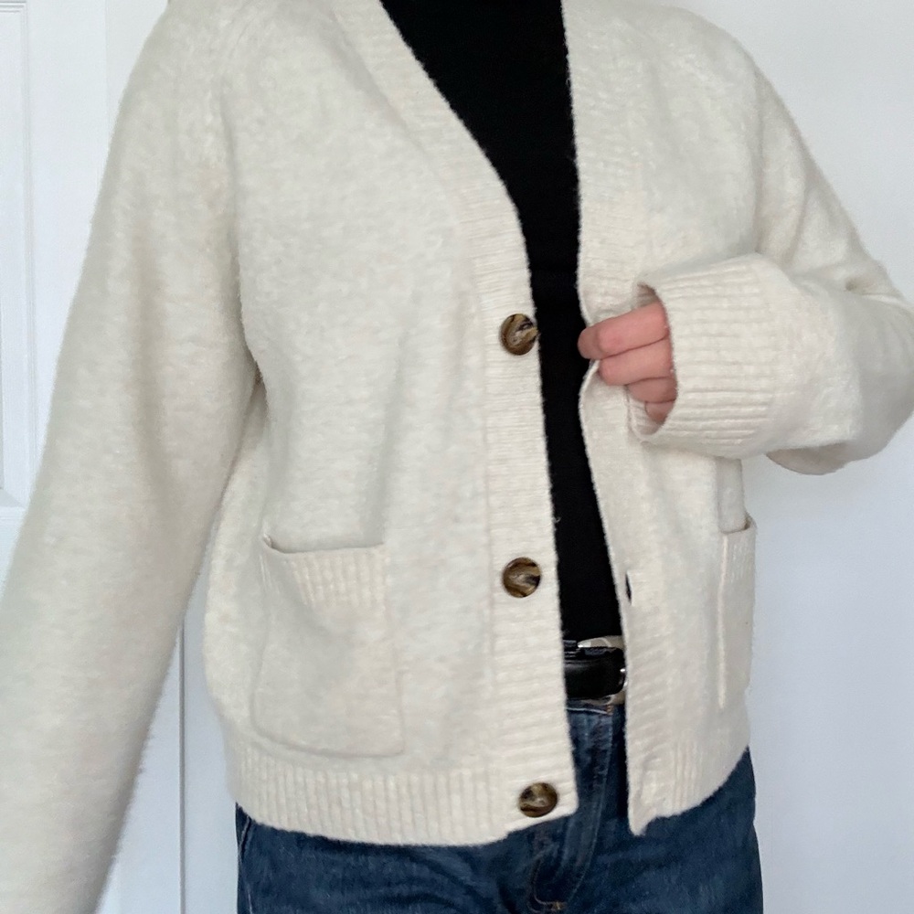 Uniqlo Off-White Cardigan with Button Detail - Picture 2 of 6